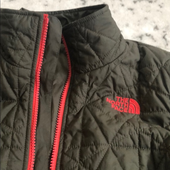 The North Face Olive Green Light Jacket. - Picture 2 of 2